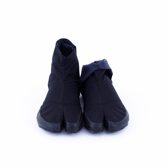 Front view of black Tabi Shoes "U-ten"