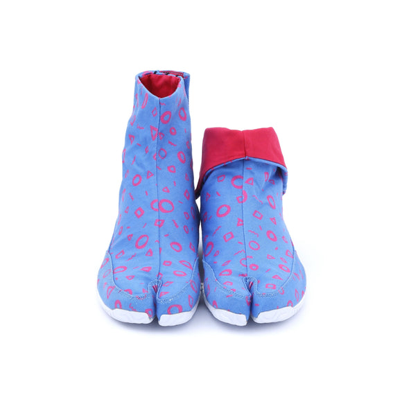 Front view of blue Tabi Shoes " ◯△▢ (MARU SANKAKU SHIKAKU) "