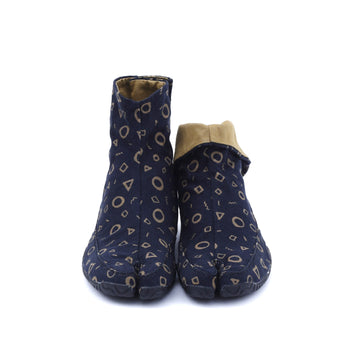 Front view of black Tabi Shoes " ◯△▢ (MARU SANKAKU SHIKAKU) "