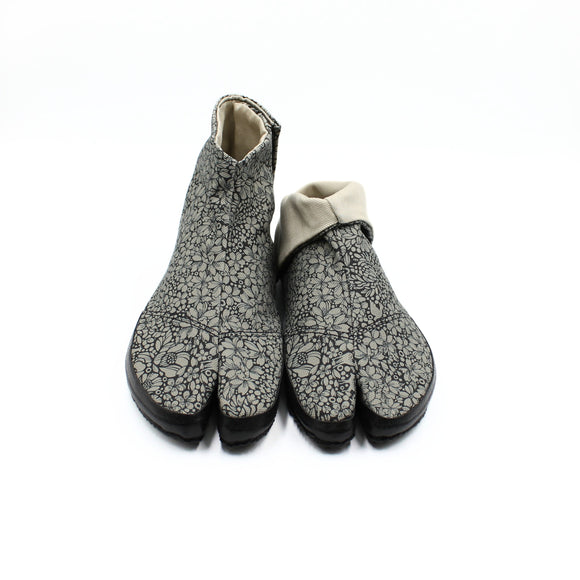 Front view of black Tabi Shoes " BLOSSOM "