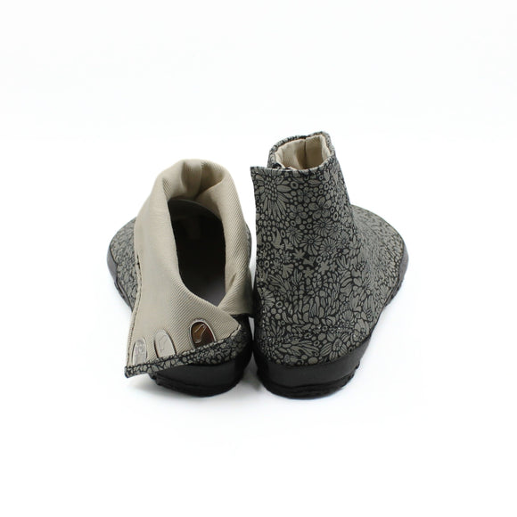 Back view of black Tabi Shoes " BLOSSOM "