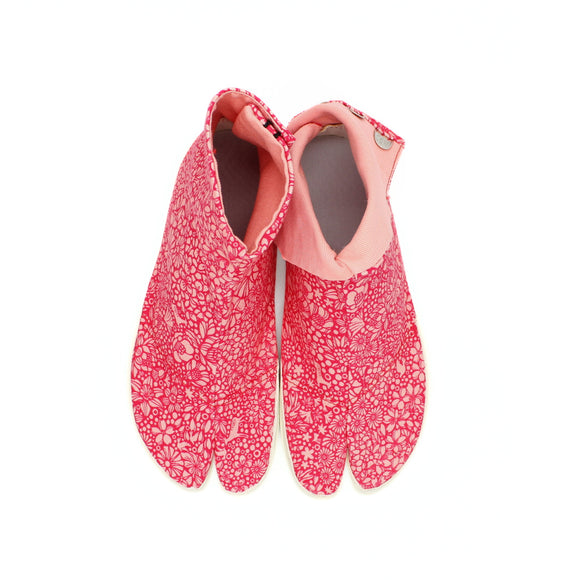 Top view of red Tabi Shoes " BLOSSOM "