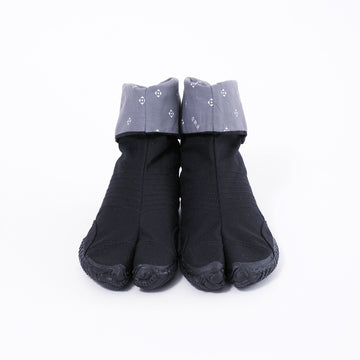 Front view of black Tabi Shoes "SAIBU"