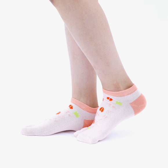 Person wearing short pink Tabi Socks " Shika-no Ashiato ", right side view