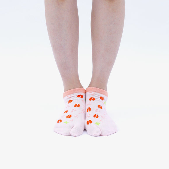 Person wearing short pink Tabi Socks " Shika-no Ashiato ", front view