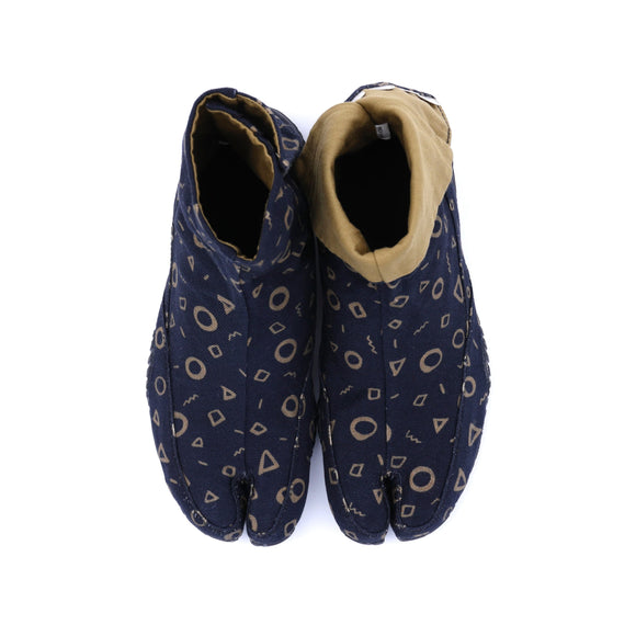 Top view of black Tabi Shoes " ◯△▢ (MARU SANKAKU SHIKAKU) "