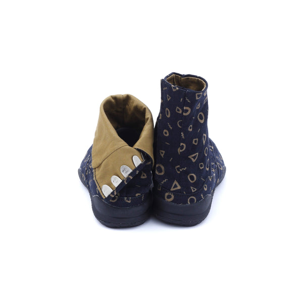 Back view of black Tabi Shoes " ◯△▢ (MARU SANKAKU SHIKAKU) "