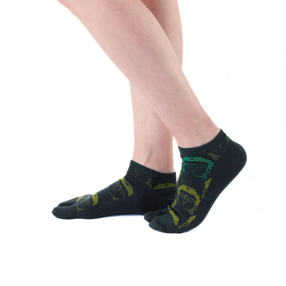 Person wearing short green Tabi Socks " Kamakura Daibutsu ", right side view
