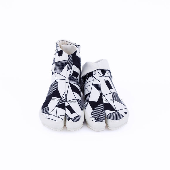 MEMORY Black tabi shoes, front view