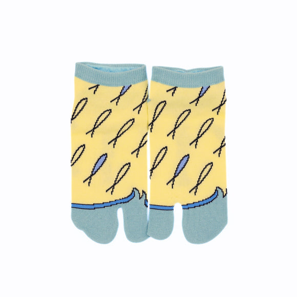 Front view of short yellow Tabi Socks " Shirasu2 "