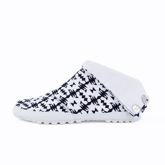 Left side of black Tabi Shoes " TIGRE "