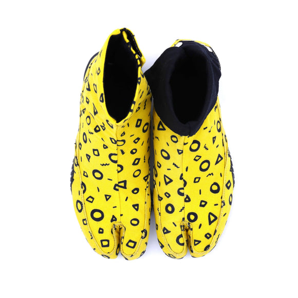 Back view of yellow Tabi Shoes " ◯△▢ (MARU SANKAKU SHIKAKU) "