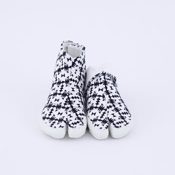 Front view of black Tabi Shoes " TIGRE "
