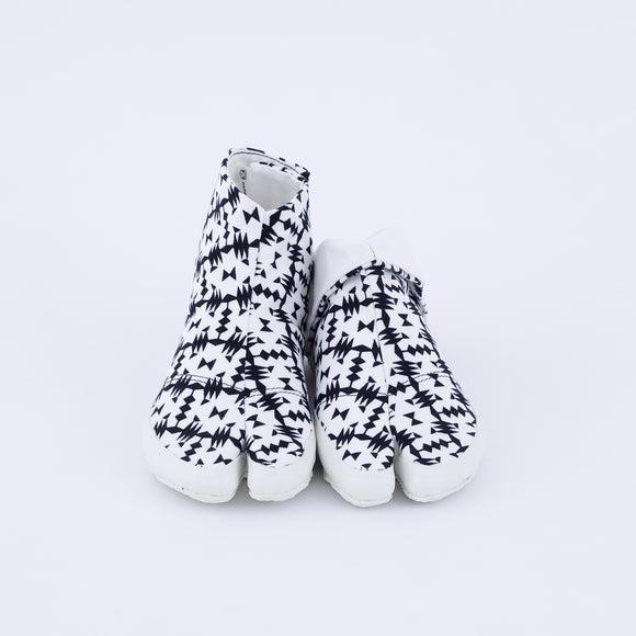 Front view of black Tabi Shoes " TIGRE "