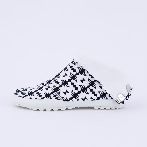 Left side of black Tabi Shoes " TIGRE "