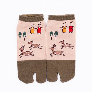 Front view of short green Tabi Socks " Nara-e "