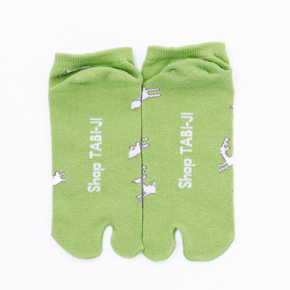 Back view of short green Tabi Socks " Shika Hashiru "