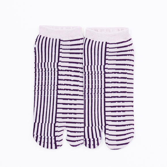 Front view of short purple Tabi Socks "Hyoshigi"