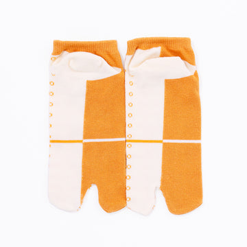 Back view of short yellow Tabi Socks " Goen "