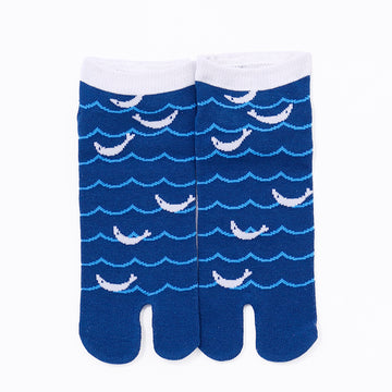 Front view of short blue Tabi Socks "Shirasu"