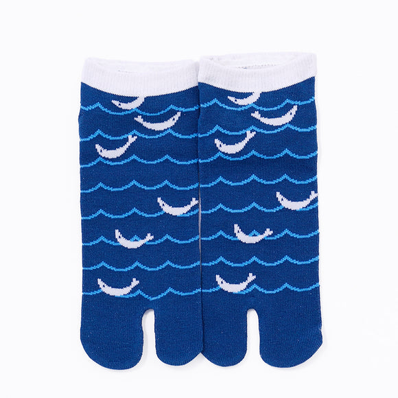 Front view of short blue Tabi Socks "Shirasu"