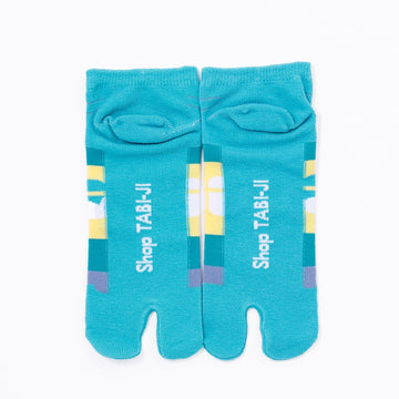 Back view of short green Tabi Socks " Densha "