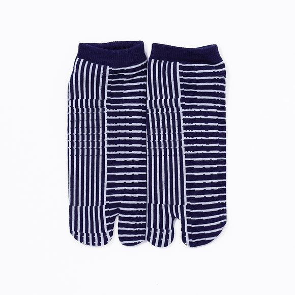 Front view of short navy Tabi Socks "Hyoshigi"