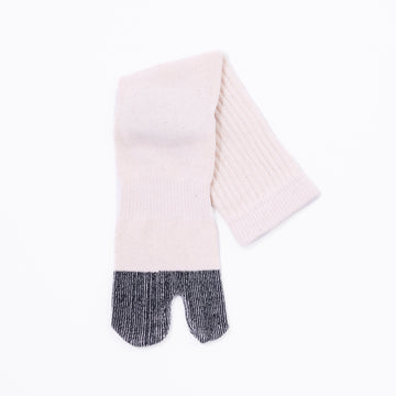 Front view of beige Tabi Socks "NOBI NOBI"