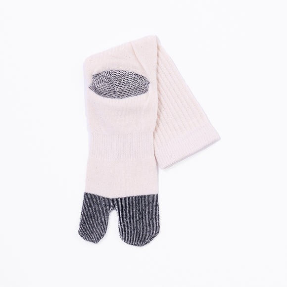 Back view of beige Tabi Socks "NOBI NOBI"