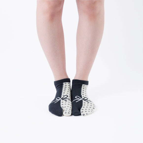 Person wearing short black Tabi Socks " Goen ", front view