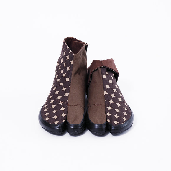Front view of brown Tabi Shoes "PLANET"