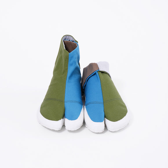 Front view of Grass Tabi Shoes "QUATRO"