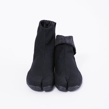 Front view of black Tabi Shoes "KAMON"