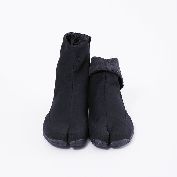 Front view of black Tabi Shoes "KAMON"