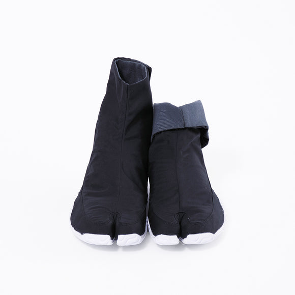 Front view of black Tabi Shoes "RAIN"