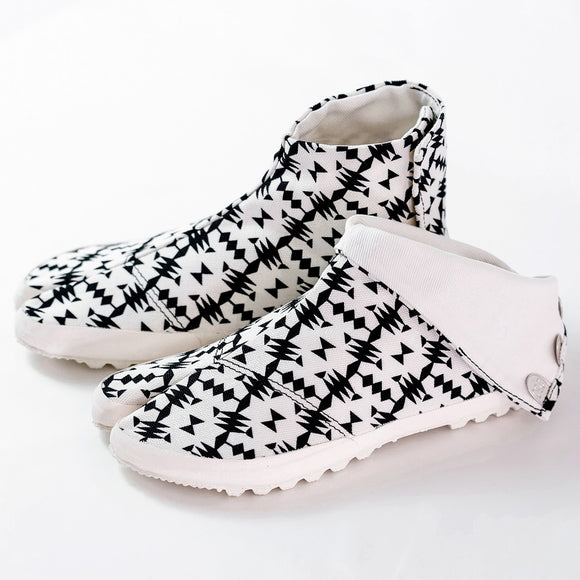 Angled top-down view of black Tabi Shoes "TIGRE"