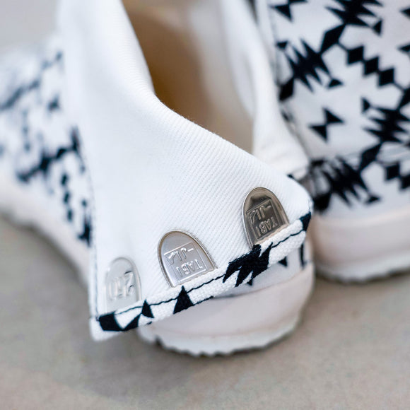 Kohaze detail view of black Tabi Shoes "TIGRE"